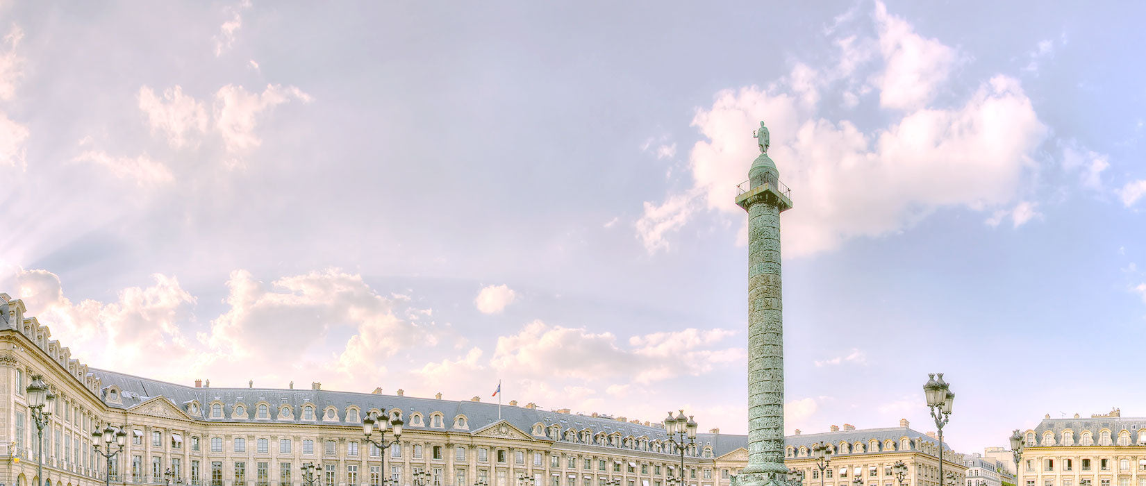 Place Vendôme avec ses bâtiments luxueux et sa colonne. C'est l'une des plus prestigieuses place de Paris mais aussi le siège social de reborn