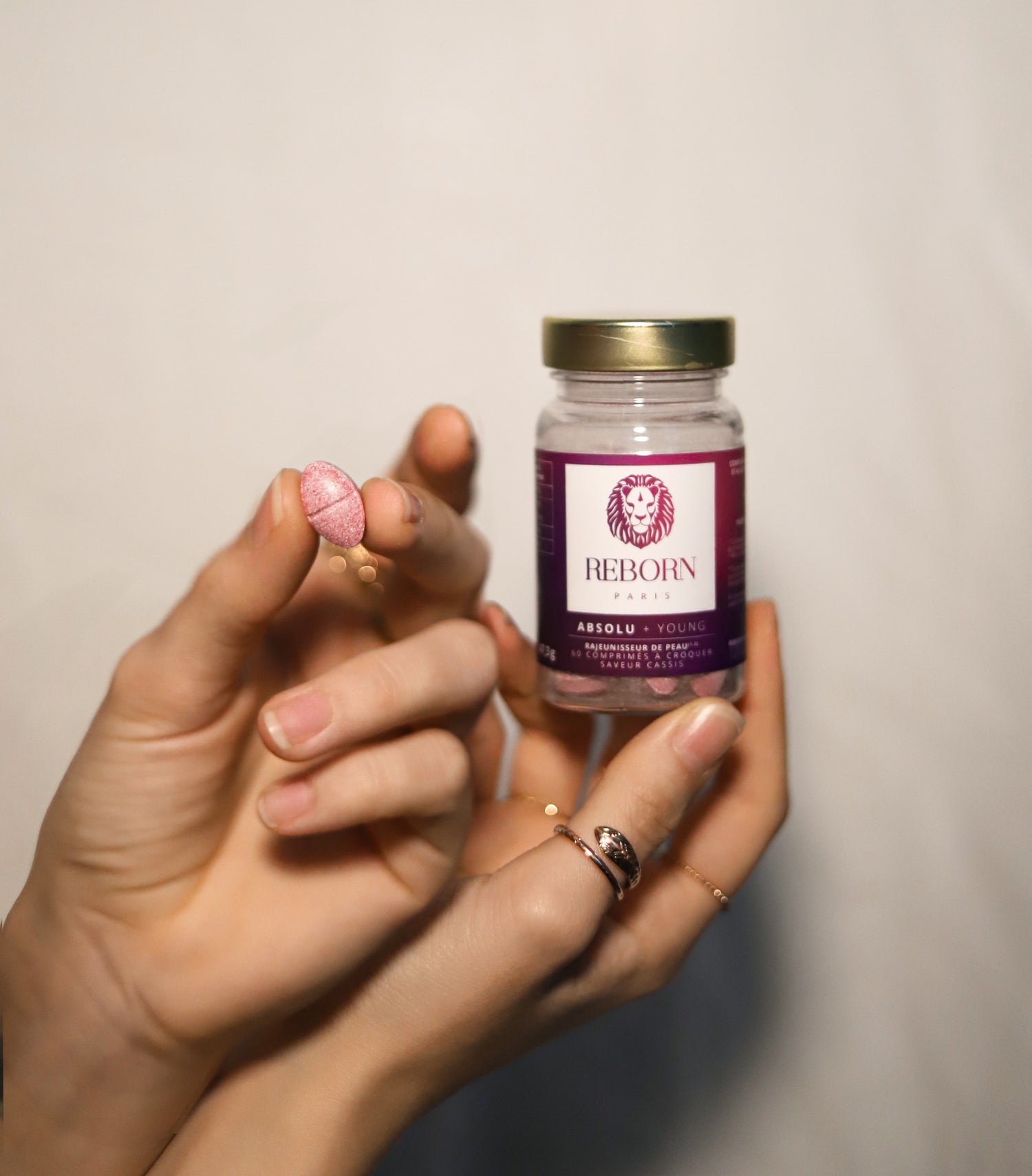 pot de compléments alimentaires anti-âge et antiride saveur cassis à base d&