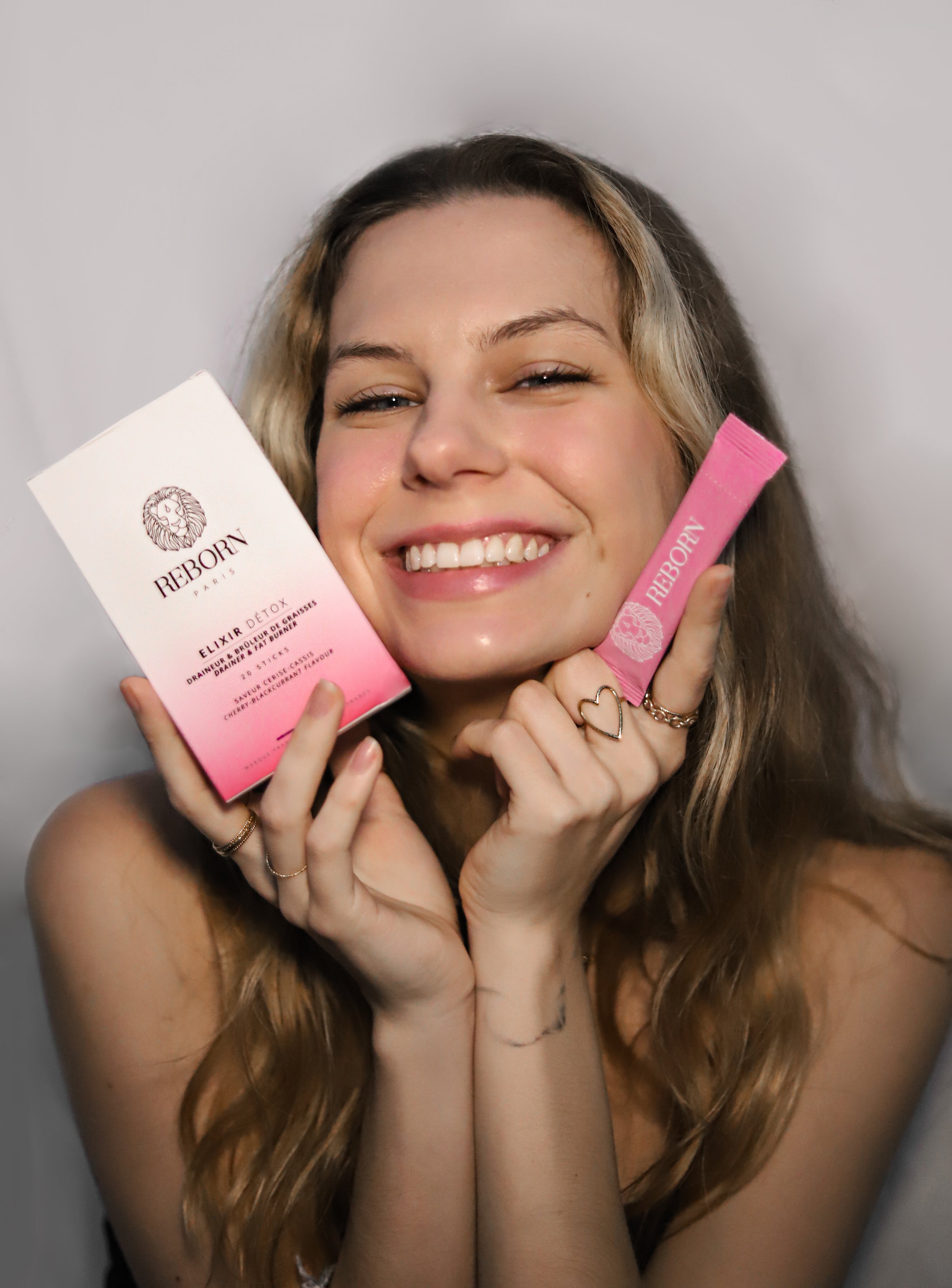 femme tenant les dosettes détox pour brûler ses graisses