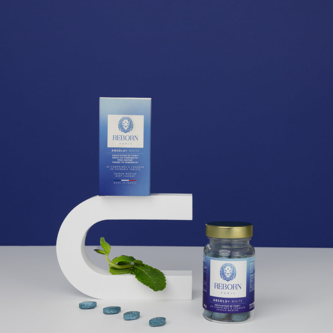 Pots et bouchons recyclables contenant 60 compléments à croquer saveur menthe givrer pour unifier le teint.